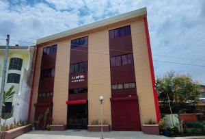 un edificio con un cartello sulla facciata di RedDoorz at FJ Hotel Tubungan Iloilo a Tubungan