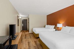Econo Lodge Manistee客房内的一张或多张床位