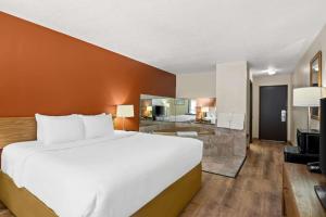 Econo Lodge Manistee客房内的一张或多张床位