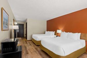 Econo Lodge Manistee客房内的一张或多张床位