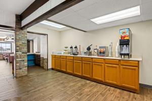 Econo Lodge Manistee的咖啡和沏茶工具