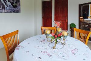 un tavolo con una tovaglia bianca e candele di RedDoorz at FJ Hotel Tubungan Iloilo a Tubungan