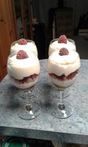 three desserts in wine glasses on a table at Kerstunt Chambre d'hôtes Relais Motards in Guérande