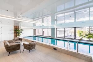 una piscina en un gran edificio con piscina en Serene Cityscape Haven AC 1B VS Pool Gym & Sauna, en Auckland