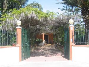 an entrance to a house with a green gate at La Via Del Mare in Arenella