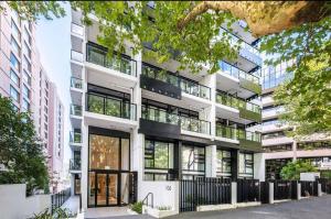 un edificio de apartamentos con muchas ventanas en Serene Cityscape Haven AC 1B VS Pool Gym & Sauna, en Auckland