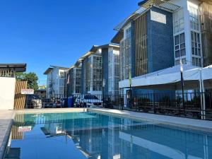 Lapu Lapu CityにあるCozy studio with pool 20 min from airportの建物の前のプール
