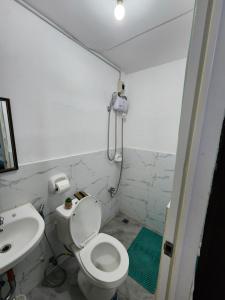 Koupelna v ubytování 1BR fully furnished apartment unit near Rosario town center