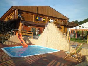 Bazén v ubytování Sport-hotel Šibeniční vrch nebo v jeho okolí