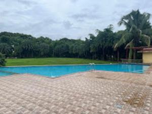 Bazén v ubytování Ivy Bliss Studio with Private Pool, B 09, Karjat nebo v jeho okolí