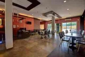 Restaurace v ubytování Ivy Bliss Studio with Private Pool, B 09, Karjat
