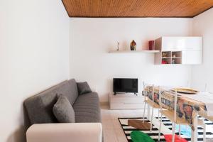 un soggiorno con divano e tavolo di Rogoredo Apartments a Milano