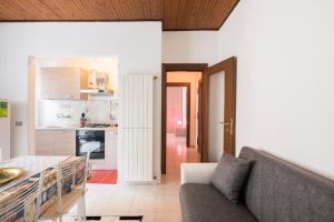 un soggiorno con divano e una cucina di Rogoredo Apartments a Milano