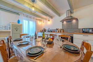 eine Küche mit einem Tisch mit Tellern darauf in der Unterkunft Ty Abéric maison en front de mer in Ploudalmézeau