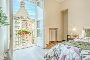 A bed or beds in a room at Appartamenti Vista Mole, Centro a 15 min - Luxury Suites & fast WiFi