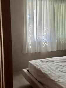 Postel nebo postele na pokoji v ubytování Pefki Luxury Suites