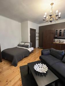 Postel nebo postele na pokoji v ubytování Doma square apartment 2, in the heart of Old town