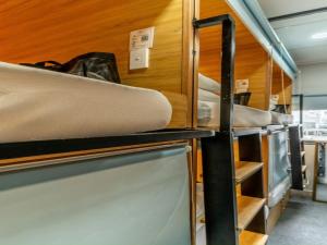 Palanda nebo palandy na pokoji v ubytování AMANGO HOSTEL
