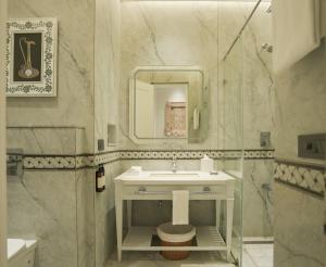 Hotel Hillock Ahmedabad的一间浴室