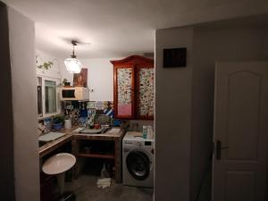 kuchnia z pralką i pralką w obiekcie Apartamentos Málaga Centro Hernán Ruiz de 4 a 8 Personas w Maladze