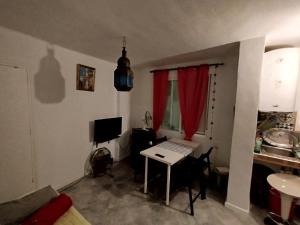 Telewizja i/lub zestaw kina domowego w obiekcie Apartamentos Málaga Centro Hernán Ruiz de 4 a 8 Personas
