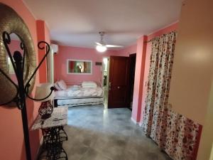 Łóżko lub łóżka w pokoju w obiekcie Apartamentos Málaga Centro Hernán Ruiz de 4 a 8 Personas