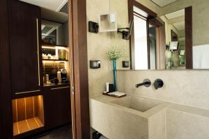 un bagno con lavandino e specchio di Ramban Hotel Jerusalem a Gerusalemme Altre 37 foto