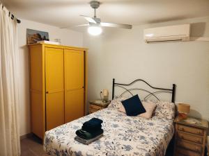 Łóżko lub łóżka w pokoju w obiekcie Apartamentos Málaga Centro Hernán Ruiz de 4 a 8 Personas