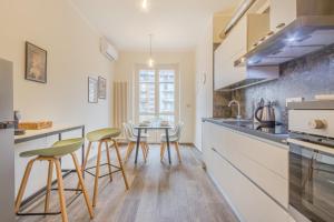 A kitchen or kitchenette at Appartamenti Vista Mole, Centro a 15 min - Luxury Suites & fast WiFi