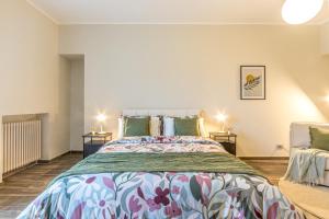 A bed or beds in a room at Appartamenti Vista Mole, Centro a 15 min - Luxury Suites & fast WiFi