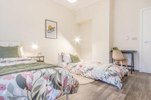 A bed or beds in a room at Appartamenti Vista Mole, Centro a 15 min - Luxury Suites & fast WiFi