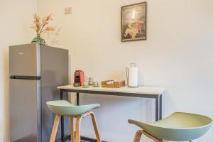 A kitchen or kitchenette at Appartamenti Vista Mole, Centro a 15 min - Luxury Suites & fast WiFi