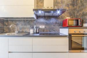 A kitchen or kitchenette at Appartamenti Vista Mole, Centro a 15 min - Luxury Suites & fast WiFi