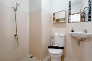 Ένα μπάνιο στο Best Price and Good Location 1BR at Bale Hinggil Apartment By Travelio +6 φωτογραφίες