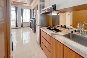 Η κουζίνα ή μικρή κουζίνα στο Best Price and Good Location 1BR at Bale Hinggil Apartment By Travelio