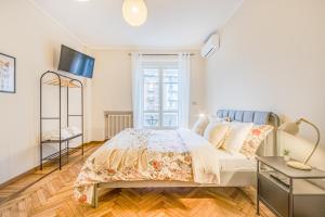 A bed or beds in a room at Appartamenti Vista Mole, Centro a 15 min - Luxury Suites & fast WiFi