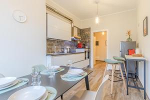 A kitchen or kitchenette at Appartamenti Vista Mole, Centro a 15 min - Luxury Suites & fast WiFi