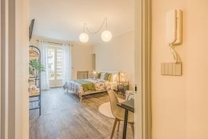 A bed or beds in a room at Appartamenti Vista Mole, Centro a 15 min - Luxury Suites & fast WiFi