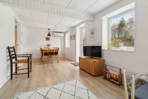 Μια τηλεόραση ή/και κέντρο ψυχαγωγίας στο Cosy House Near Forest