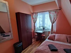 Posteľ alebo postele v izbe v ubytovaní Pokoje i Apartamenty Regionalny Styl ul Króle 1a Zakopane