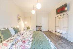 A bed or beds in a room at Appartamenti Vista Mole, Centro a 15 min - Luxury Suites & fast WiFi