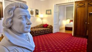 Una statua di un busto di un uomo in una stanza d'albergo di Boutique-Hotel Amalienhof a Weimar