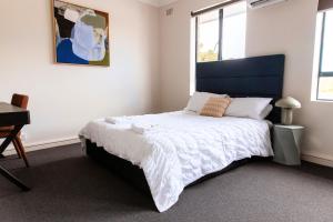 Postel nebo postele na pokoji v ubytování Figtree Hotel Wollongong