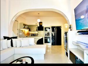Η κουζίνα ή μικρή κουζίνα στο Kamari Loft - Santorini Luxury Apartment