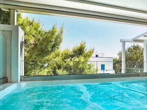 Πισίνα στο ή κοντά στο Kamari Loft - Santorini Luxury Apartment