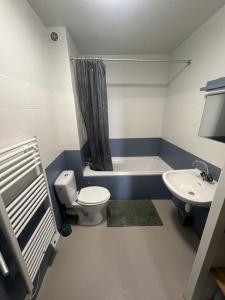 a bathroom with a toilet and a tub and a sink at Appartement Entier 38m2 T2 Hyper Centre de DAX in Dax