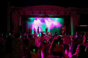 a crowd of people standing in front of a stage at Camping Village Capalonga in Bibione +68 photos