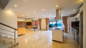Kuchyň nebo kuchyňský kout v ubytování Kalkan 5 Bedroom Villa 1684