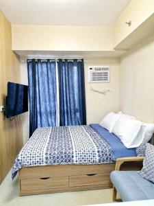 Giường trong phòng chung tại Avida Tower Studio unit by PHI Rentals