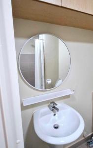 Phòng tắm tại Avida Tower Studio unit by PHI Rentals +3 ảnh